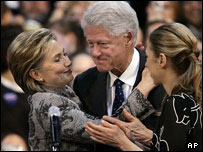 Bà Hillary Clinton n mừng cùng chồng con