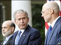 O presidente George W. Bush, com o presidente do Fed, Ben Bernake e o secretário do Tesouro, Henry Paulson
