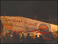 کنسرت سونو نيگام، در اولين ساعت، به دليل ازدحام و بی نظمی به هم خورد