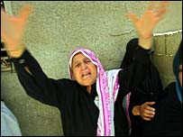 ग़ज़ा में शोक मनाते फ़लस्तीनी