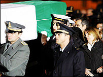 Militares levam caixão de Nicola Calipari