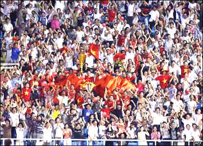 Khán giả mừng chiến thắng trên sân Mỹ Đình