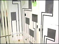 O cartaz tem uma camada de papel com componentes eletrônicos