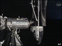 Foto da Nasa do Atlantis se acoplando à estação