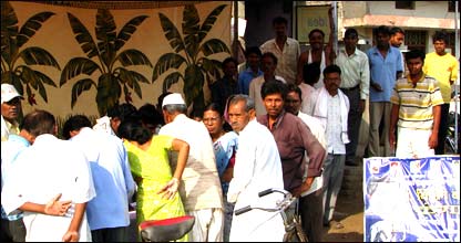 बनारस में एक मतदान केंद्र के बाहर भीड़