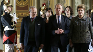 Dilma e autoridades francesas em Paris nesta quarta (AP)