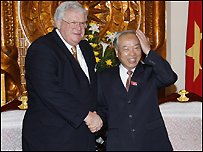 Chủ tịch Hạ viện Mỹ Dennis Hastert và Chủ tịch Quốc hội Nguyễn Văn An