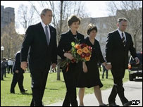 جورج بوش، لورا بوش و فرماندار ویرجینیا