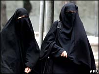 طلاب زن مسجد لال را ترک می کنند