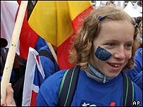 Garota com bandeira da União Européia pintada no rosto