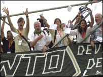 प्रदर्शनकारियों पर पुलिस कार्रवाई