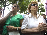 Moradores realizam vigília em frente à prefeitura de Madri