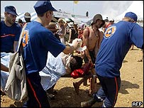 Vítima da onda de calor é socorrida em Paris