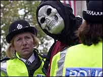 Протестувальник і поліцейські