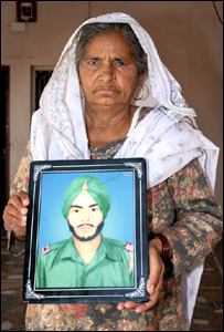 कश्मीर सिंह की तस्वीर के साथ उनकी पत्नी