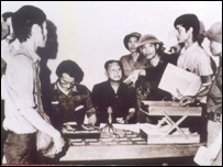 Ông Dương Văn Minh, Nguyễn Hữu Thái và một số người khác ở Đài phát thanh Sài Gòn hôm 30-4-1975