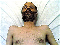 اکبر گنجی  به هنگام اعتصاب غذا (عکس از آرشيو) 