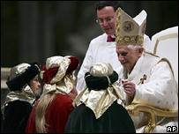 Bento 16 abençoa três crianças durante missa de Ano Novo