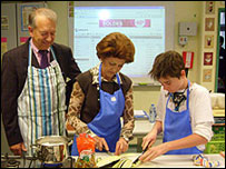 Pekka Puska, Androulla Vassiliou e um aluno da escola. Cortesia: World Heart Federation