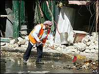 Irak'ta bir intihar eylemi ardından sokak temizlikçisi