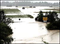 جاده های سيل گرفته در شهر اسچنلوهه در استان باواريای آلمان