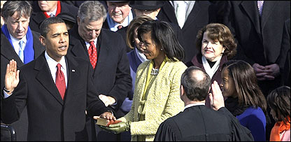 باراک حسین اوباما حلف اٹھا رہے ہیں