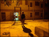 Американський тюремщик охороняє в'язницю Абу-Ґраїб