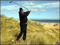 特普在苏格兰海岸边打高尔夫