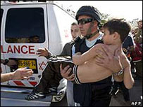 Criança sendo carregada por soldado