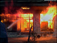 مشتعل ہجوم نے ایک بنک کی عمارت کو آگ لگا دی