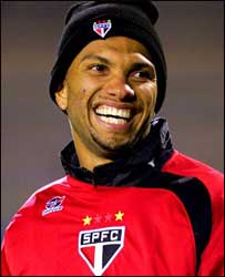 O atacante Amoroso, do São Paulo, treina para a final em Yokohama