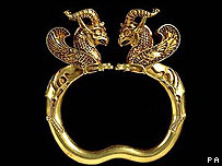 鹰首格里芬臂环是阿姆河宝藏物件之一