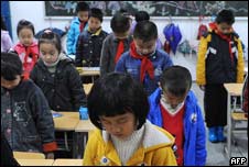 Schoolchildren in China bow thier heads in remembrance of Qinghai earthquake victims