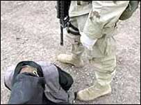 Bir zanlıya nezaret eden ABD askeri