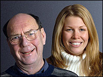 مرد کے چہرے پر اصلی مسکراہٹ ہے جبکہ عورت کے چہرے پر نقلی 