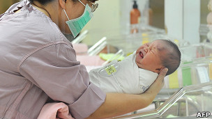 台北某醫院內護士把一名初生嬰兒抱到嬰兒床上（8/7/2011）