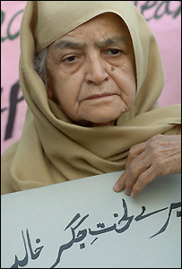 گزشتہ مظاہرے میں شریک ایک خاتون