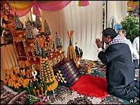 Thủ tướng Lào cầu Phật để hội nghị được thành công