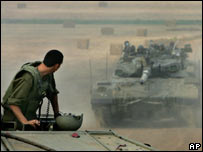 Gazze'de bekleyen İsrail tankları ve bir asker