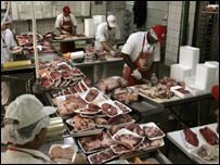 funcionários de um supermercado embalam carne bovina brasileira