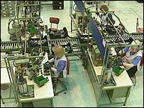 Bir fabrikada çalışan işçiler