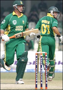 جنوبی افریقہ کی جانب سے گریم سمتھ اور گِبز نے اوپننگ کی