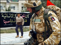 Basra'da İngiliz asker