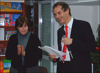 Посол Британії в Україні пан Лі Тернер вручає премію переможиці конкурсу Люко Дашвар