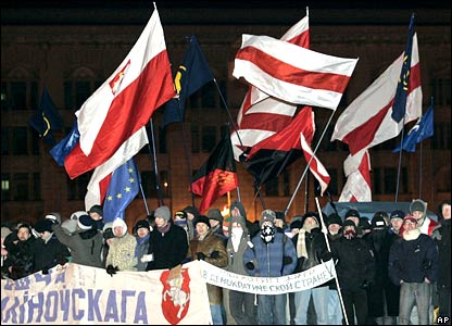 Demonstran oposisi berkumpul di lapangan di tengah ibukota Belarusia, Minsk, sejak Presiden Alexander Lukashenko meraih masa jabatan ketiga  hari Minggu.