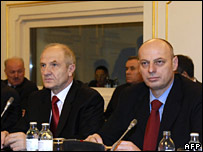 فاتمیر سجدیو رئیس جمهور کوزوو( چپ) و آگیم چکو نخست وزیر کوزوو 