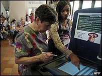 Elektronik oy verme cihazı kullanan bir kadın