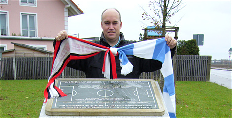 Ian Cheeseman with City and United scarves