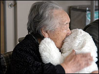 زن سالخورده و عروسکش