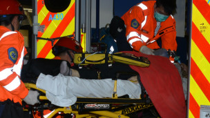 傷者送上救護車